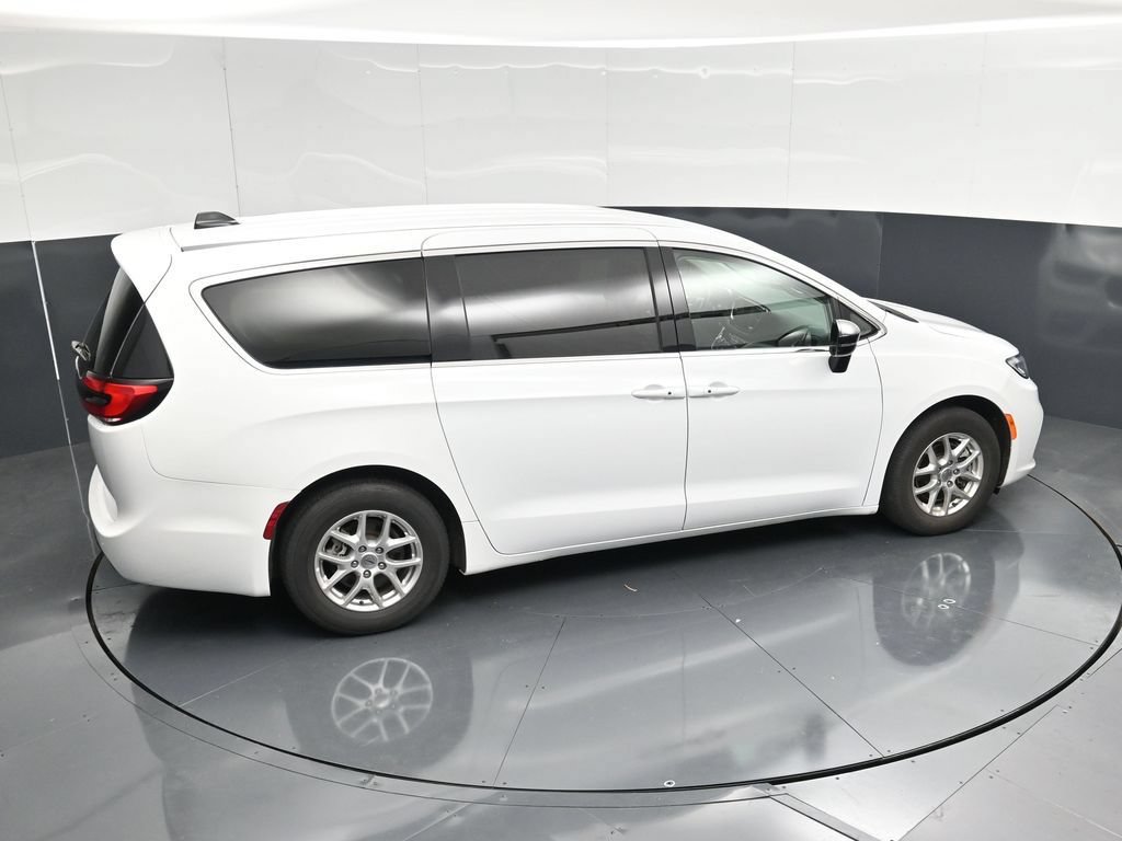 Used 2024 Chrysler Pacifica Touring-L FWD image 46