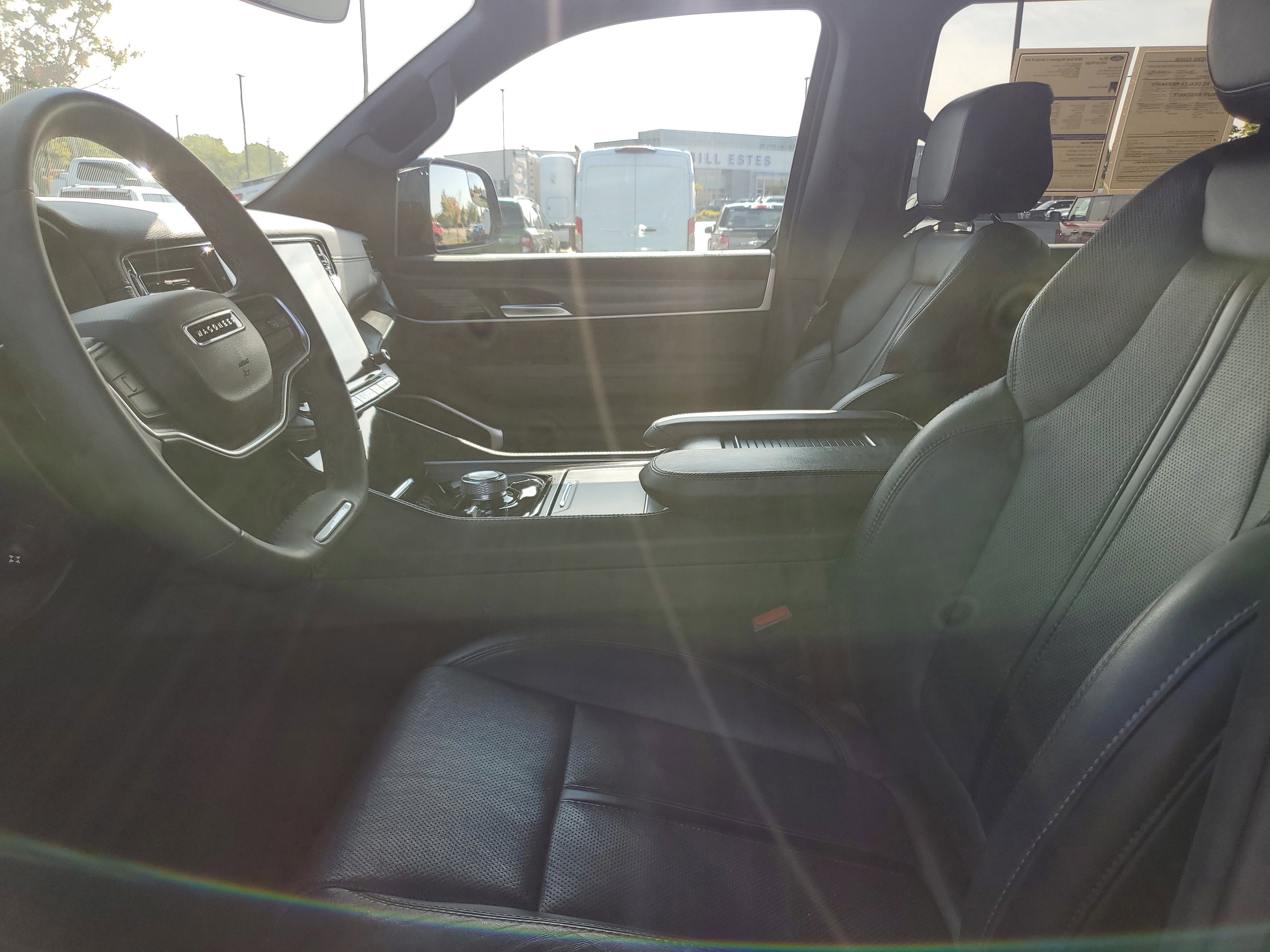 Used 2024 Jeep Wagoneer L Series II w/ Flexible Seating Group image 19