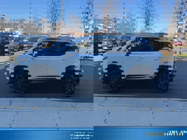 Used 2025 Nissan Kicks SR image 2