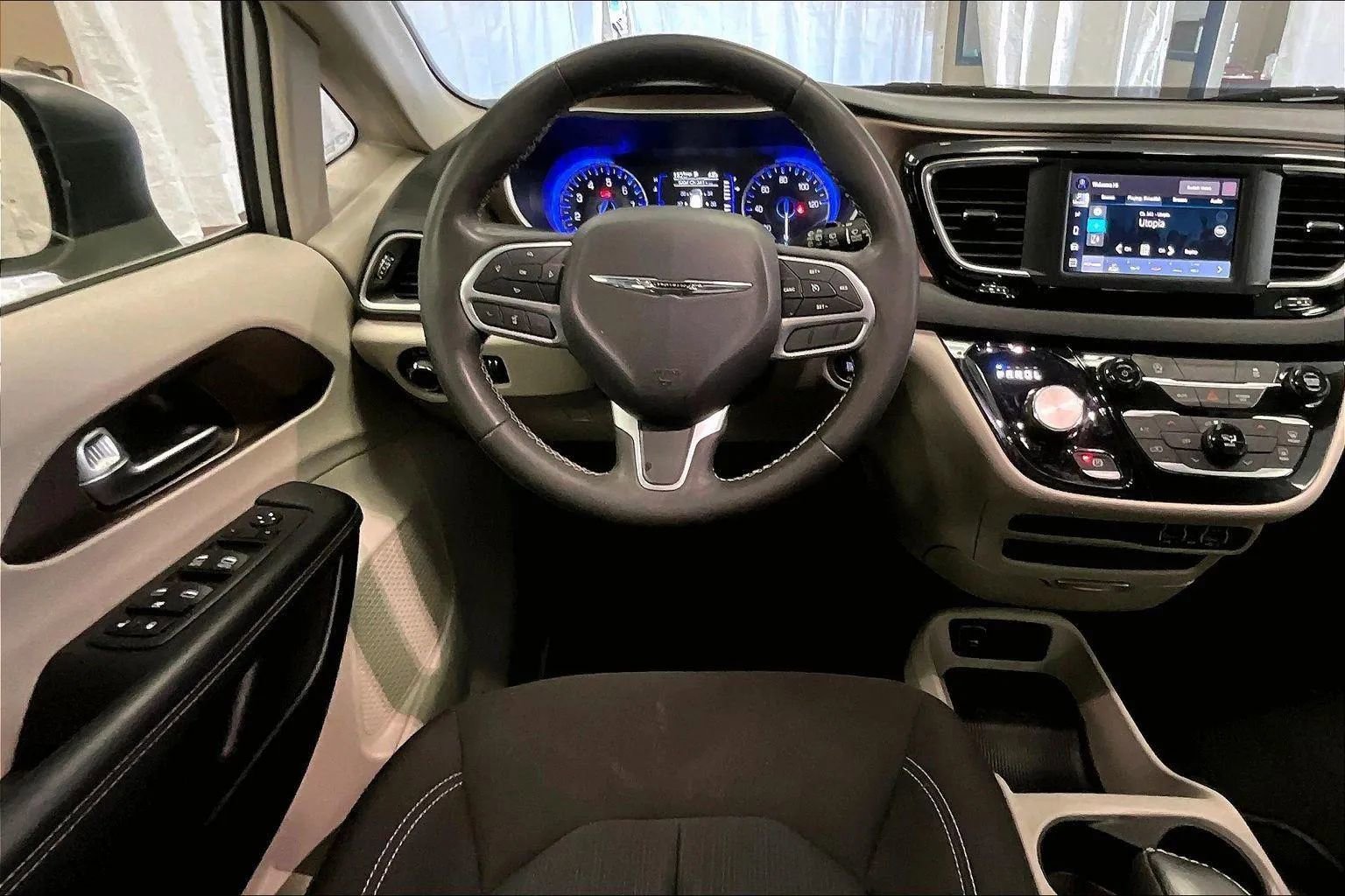 Used 2023 Chrysler Voyager LX image 5