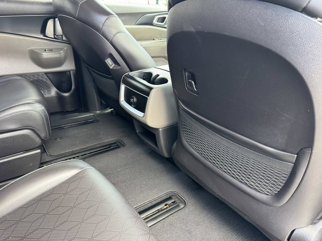 Used 2025 Kia Carnival FWD image 11