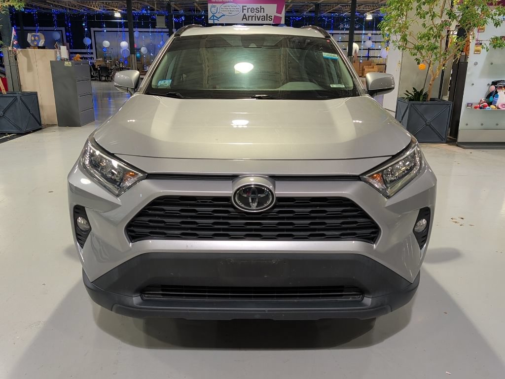 Used 2020 Toyota RAV4 XLE AWD/4WD image 2