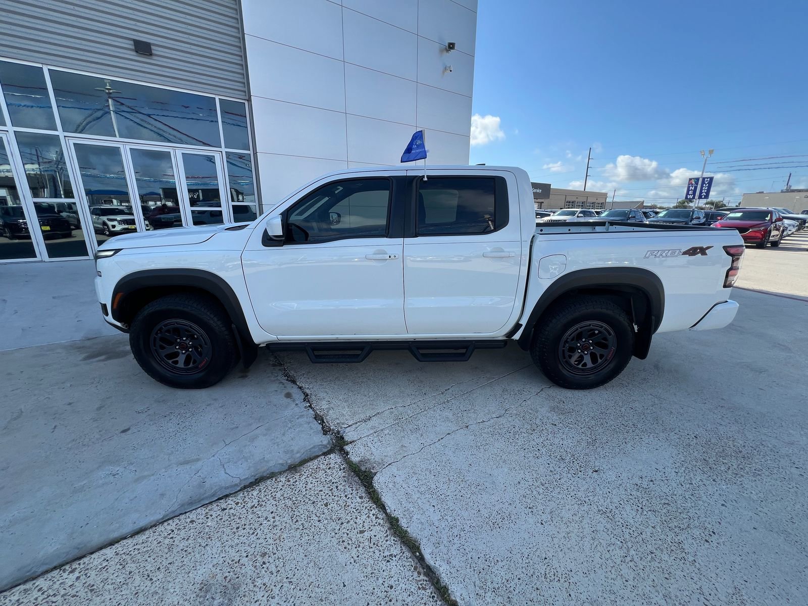 Used 2025 Nissan Frontier PRO-4X AWD/4WD image 6