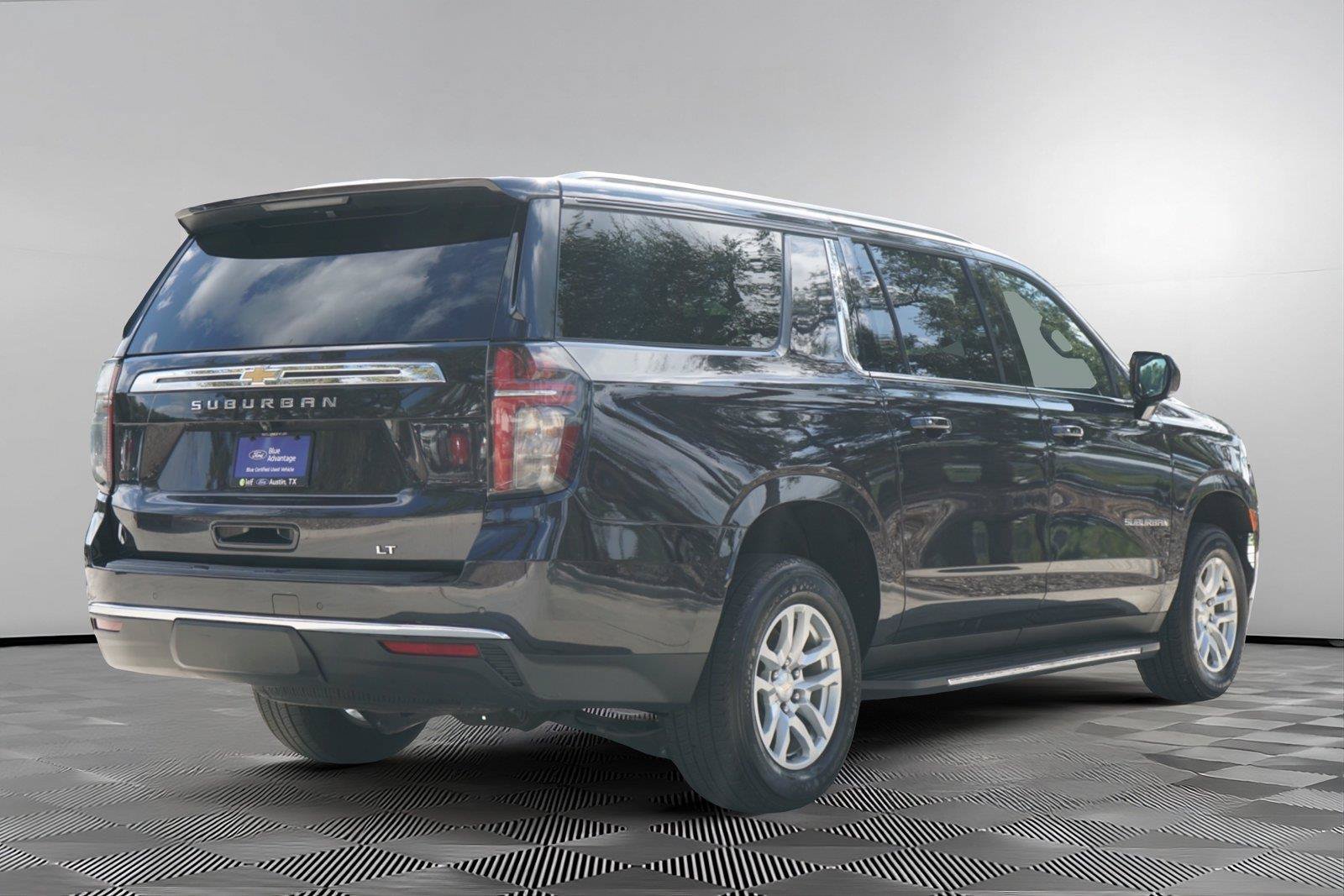 Used 2024 Chevrolet Suburban LT RWD image 5