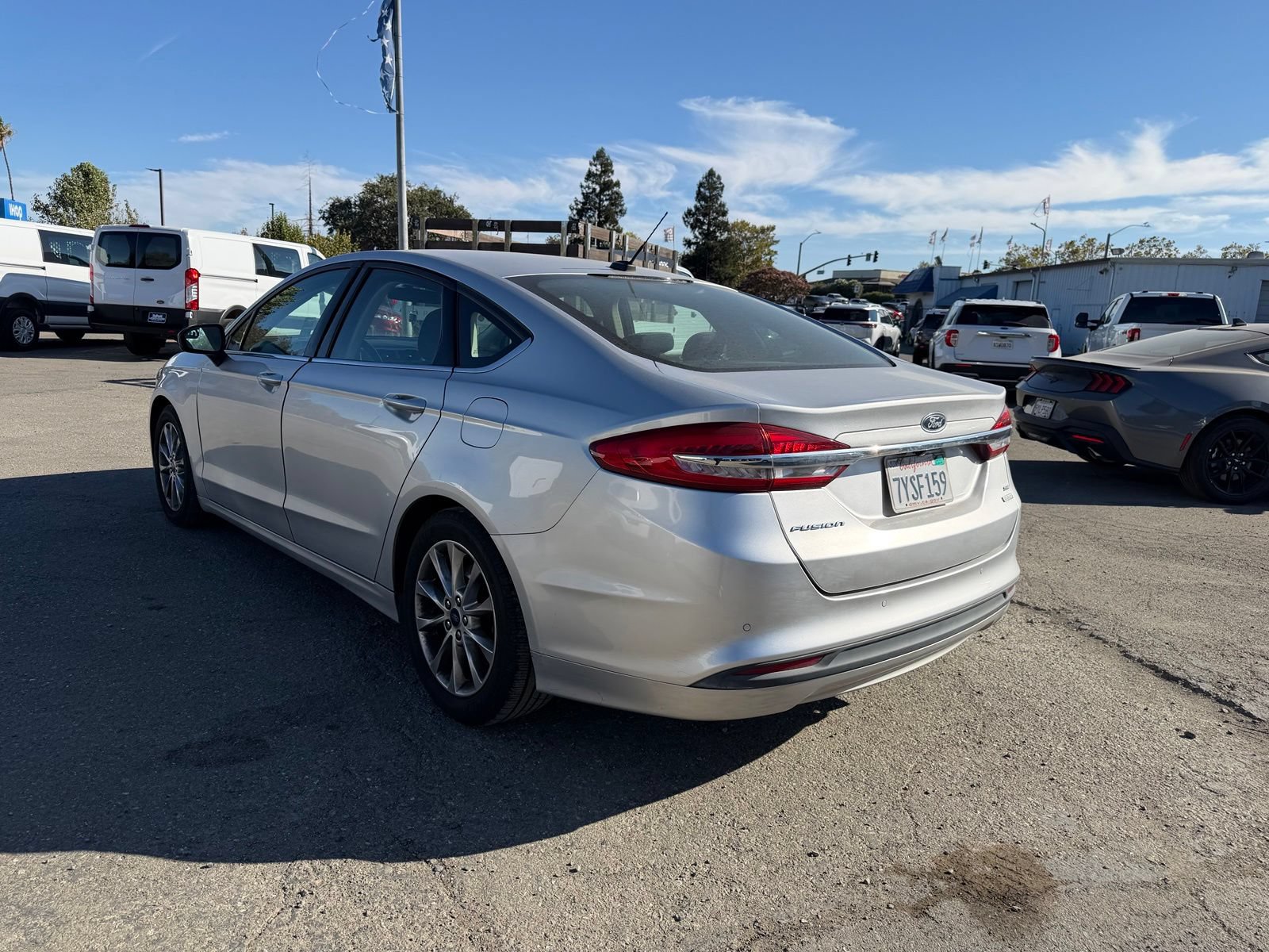 Certified 2017 Ford Fusion SE w/ Fusion SE Technology Package FWD image 3