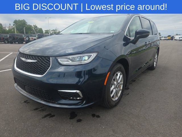 Used 2023 Chrysler Pacifica Touring-L FWD image 2
