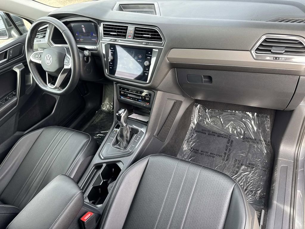 Used 2023 Volkswagen Tiguan SE w/ Panoramic Sunroof Package image 30