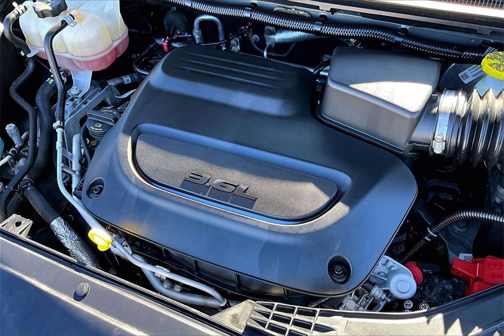 Used 2022 Chrysler Pacifica Touring-L image 35