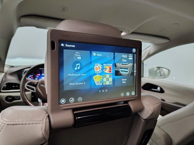 Used 2021 Chrysler Pacifica Touring-L w/ Uconnect Theater Family Group FWD image 26