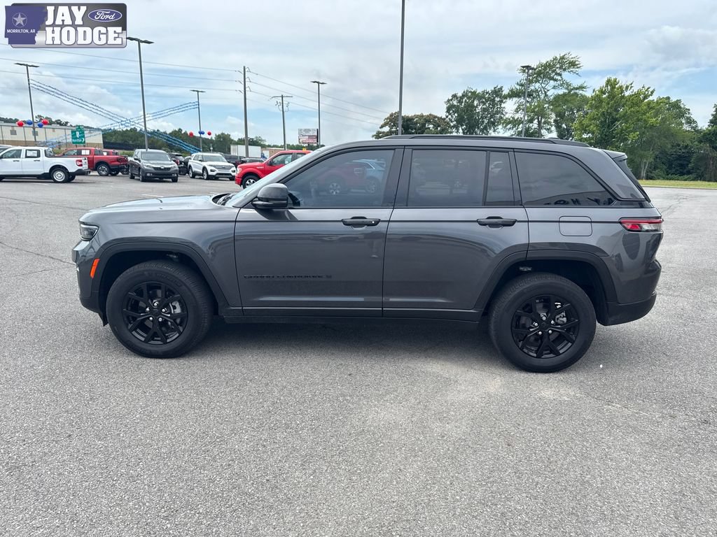 Used 2025 Jeep Grand Cherokee Altitude RWD image 3