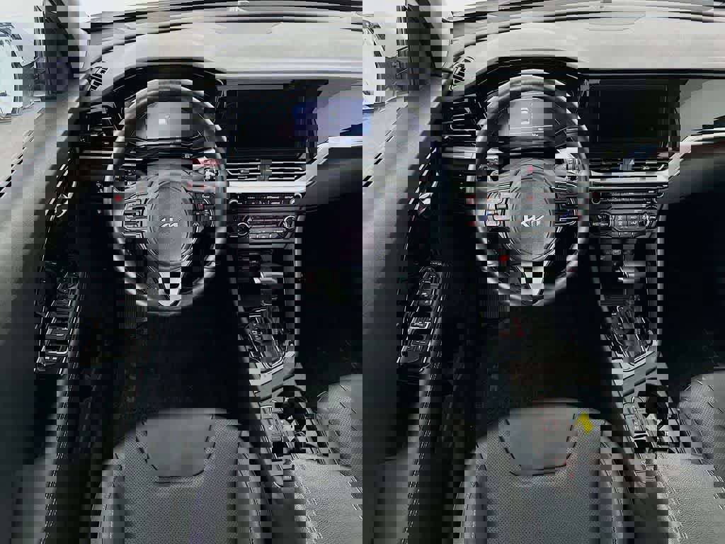 Used 2022 Kia Niro EX Premium image 11