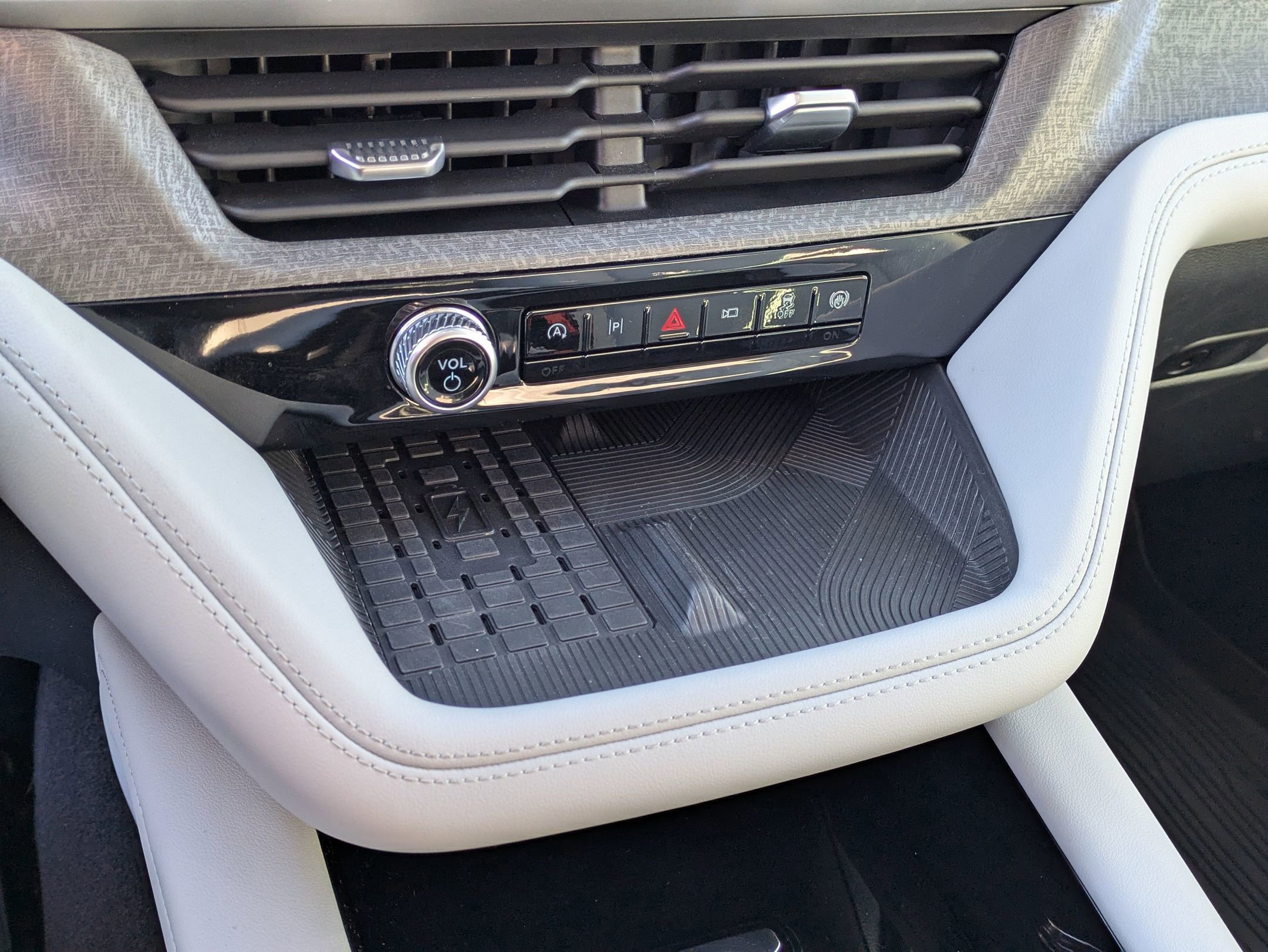 Certified 2025 Ford Explorer Platinum w/ Ultimate Package image 24