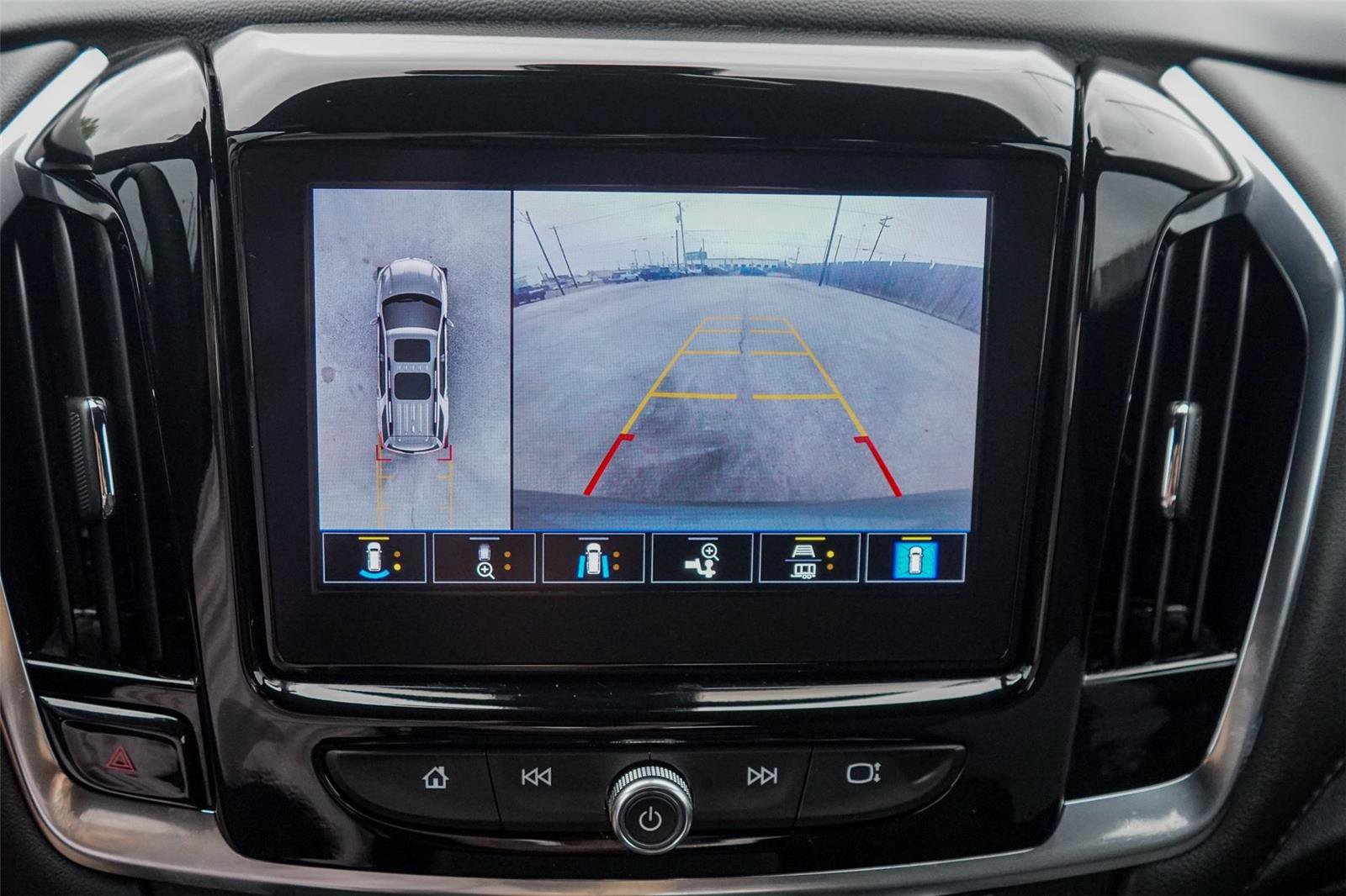 Used 2023 Chevrolet Traverse LT w/ Rear Camera Mirror Package AWD/4WD image 12