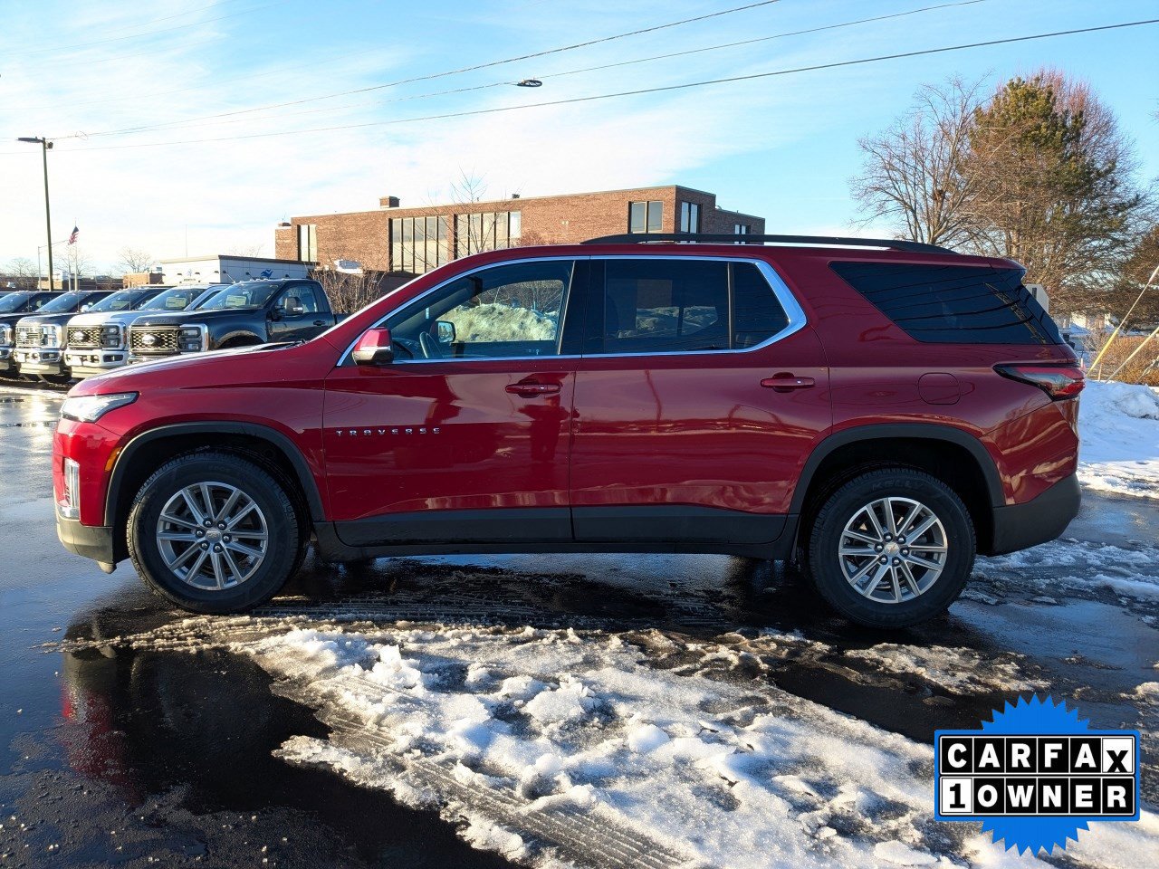Used 2023 Chevrolet Traverse LT image 2