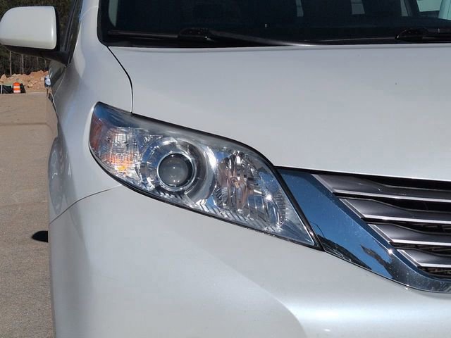 Used 2017 Toyota Sienna L image 9