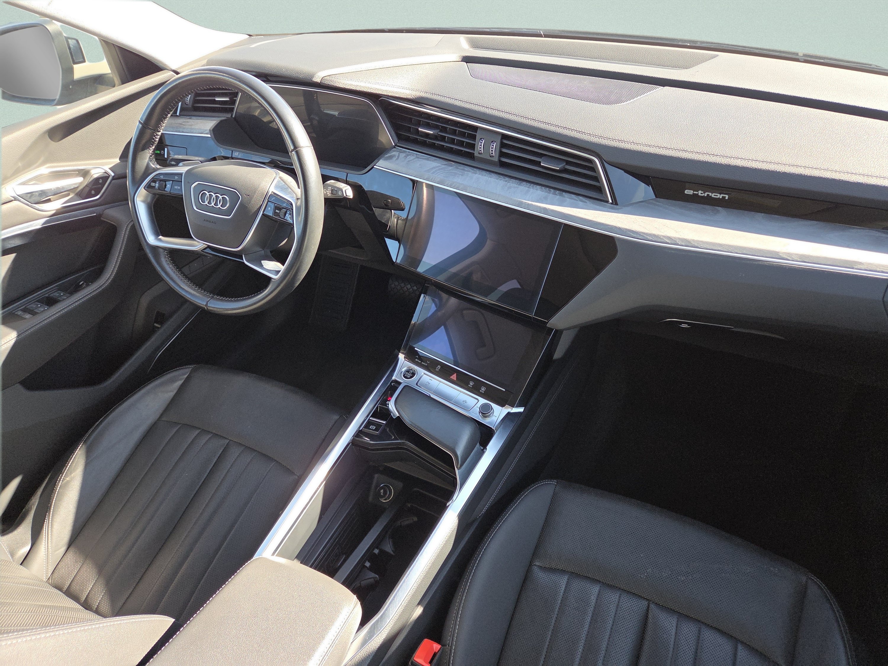 Used 2021 Audi e-tron Premium Plus w/ Premium Plus Package AWD/4WD image 32
