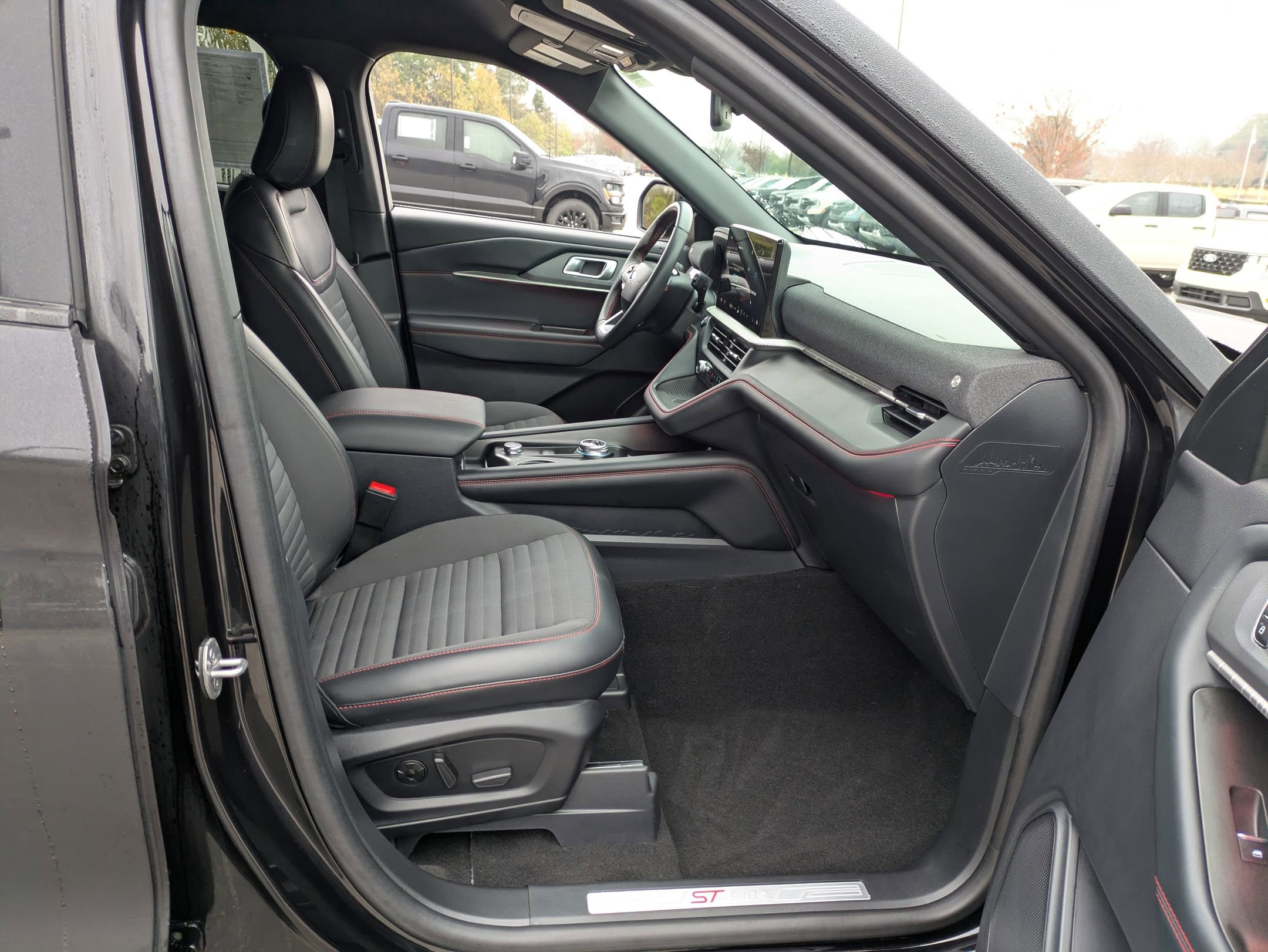 Certified 2025 Ford Explorer ST-Line w/ Premium Package image 37