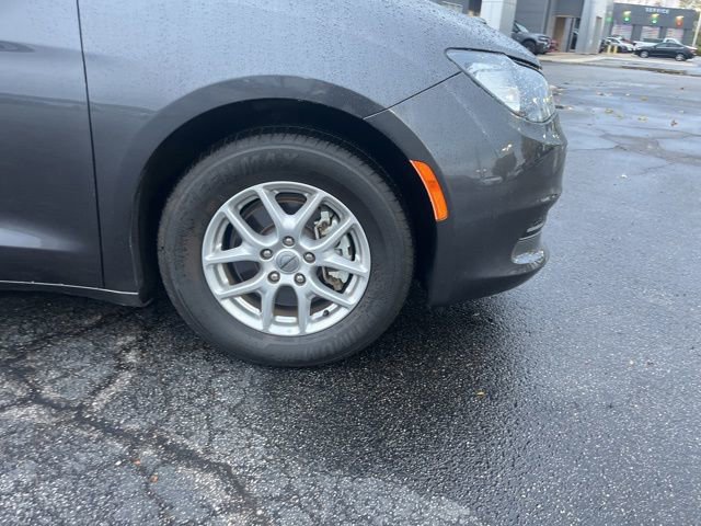 Used 2022 Chrysler Voyager LX image 9