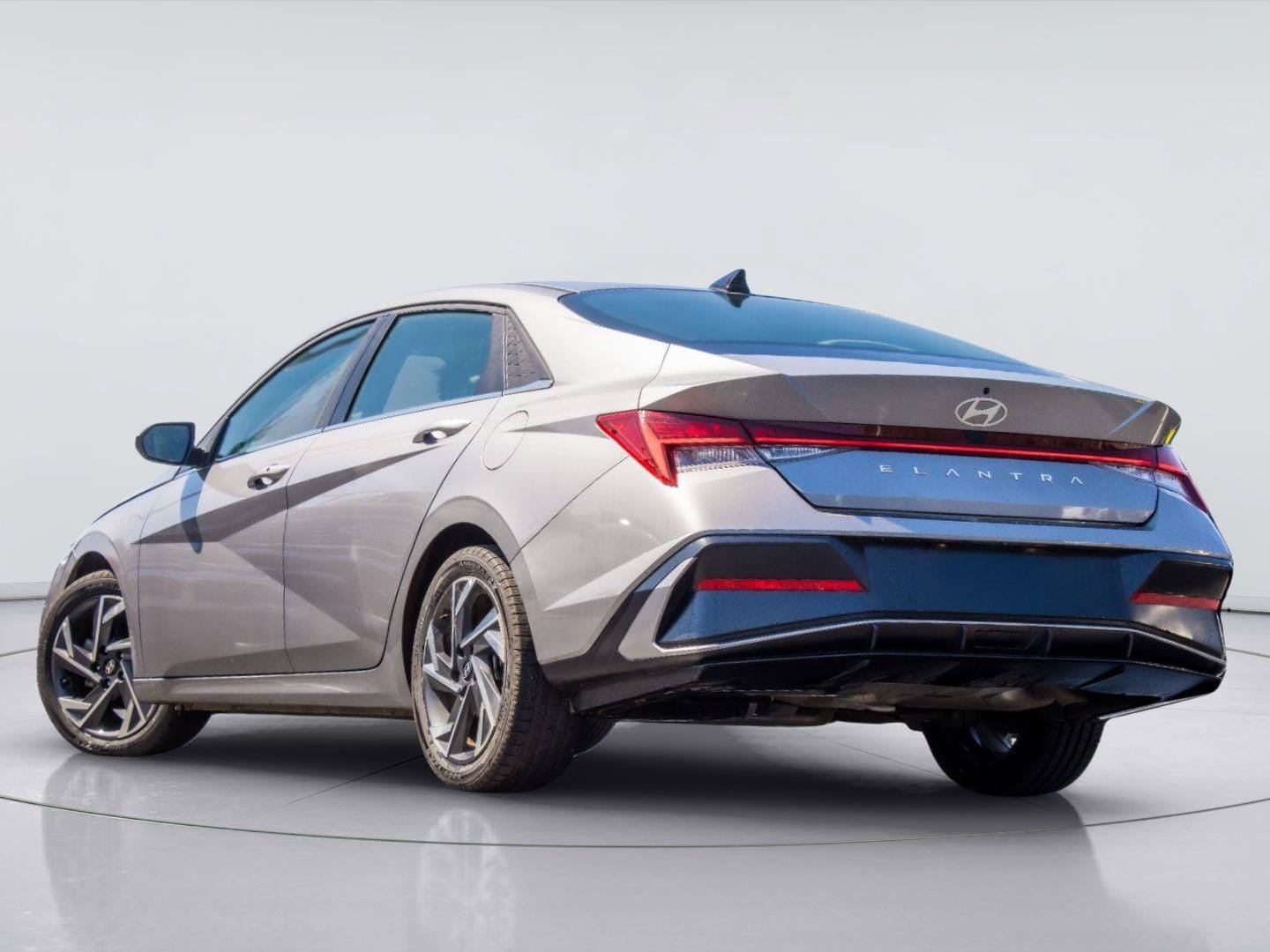 Used 2025 Hyundai Elantra SEL FWD image 3