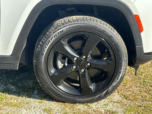 Used 2023 Jeep Grand Cherokee L Limited w/ Black Appearance Package AWD/4WD image 13