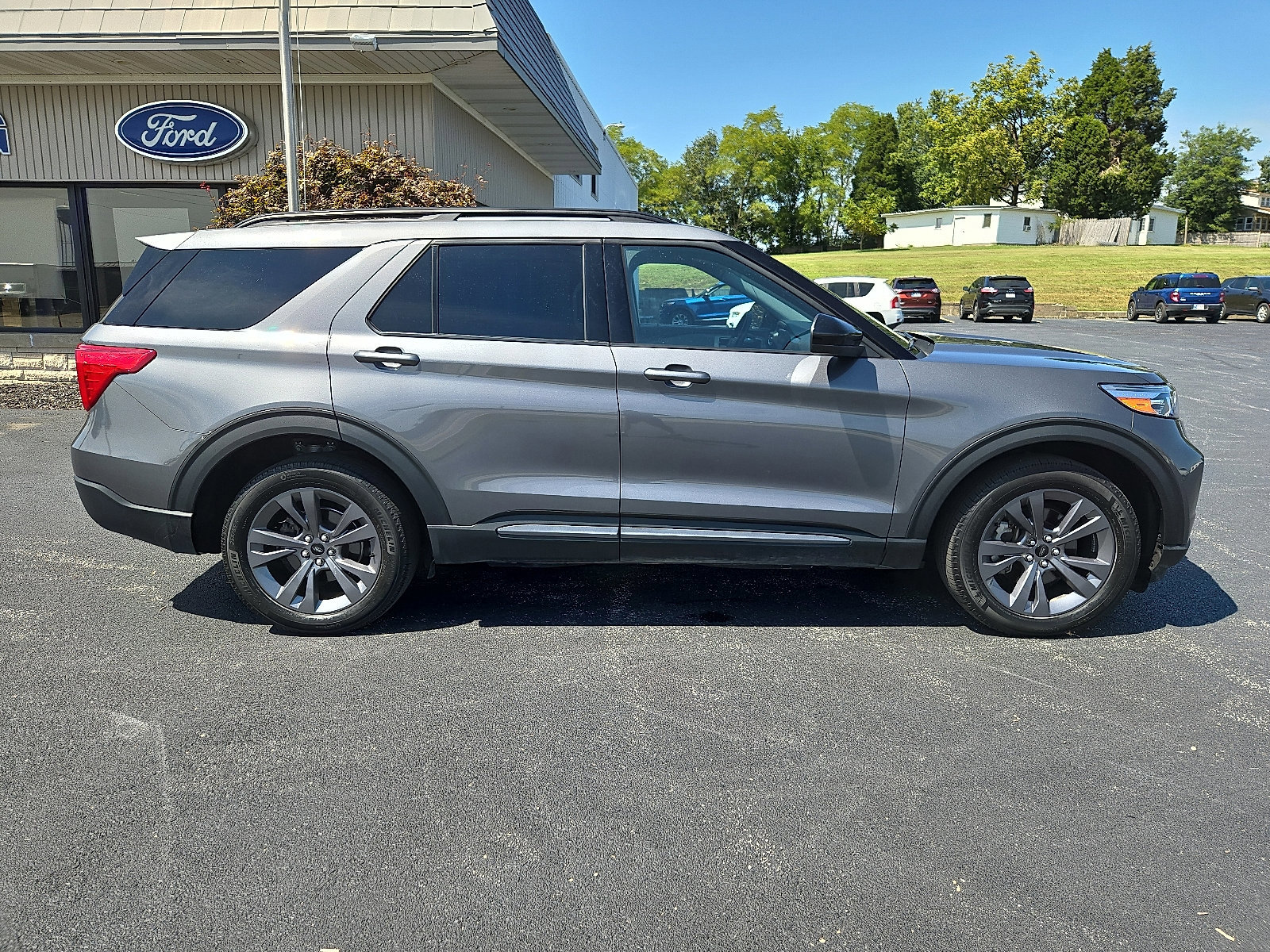 Certified 2022 Ford Explorer XLT w/ Equipment Group 202A image 5