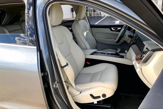 Used 2021 Volvo XC60 T5 Momentum w/ Premium Package image 10