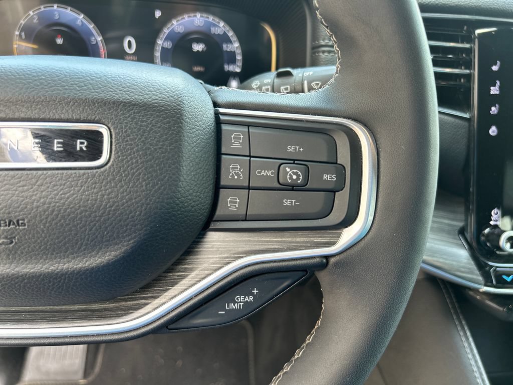 Used 2024 Jeep Wagoneer L Series II RWD image 23