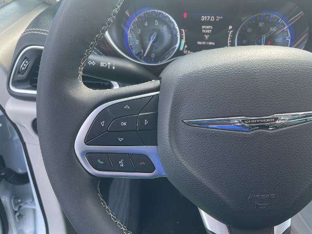 Used 2023 Chrysler Pacifica Limited AWD/4WD image 35