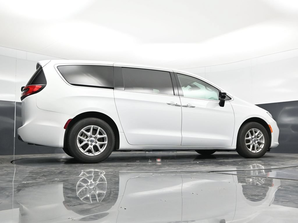 Used 2024 Chrysler Pacifica Touring-L FWD image 54