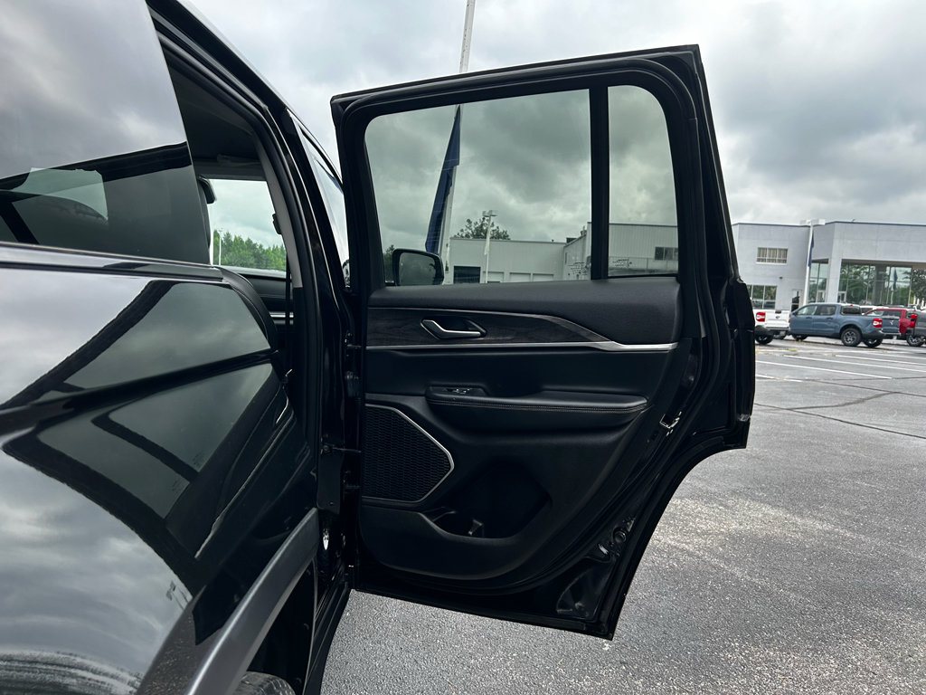 Used 2022 Jeep Grand Cherokee Limited AWD/4WD image 23