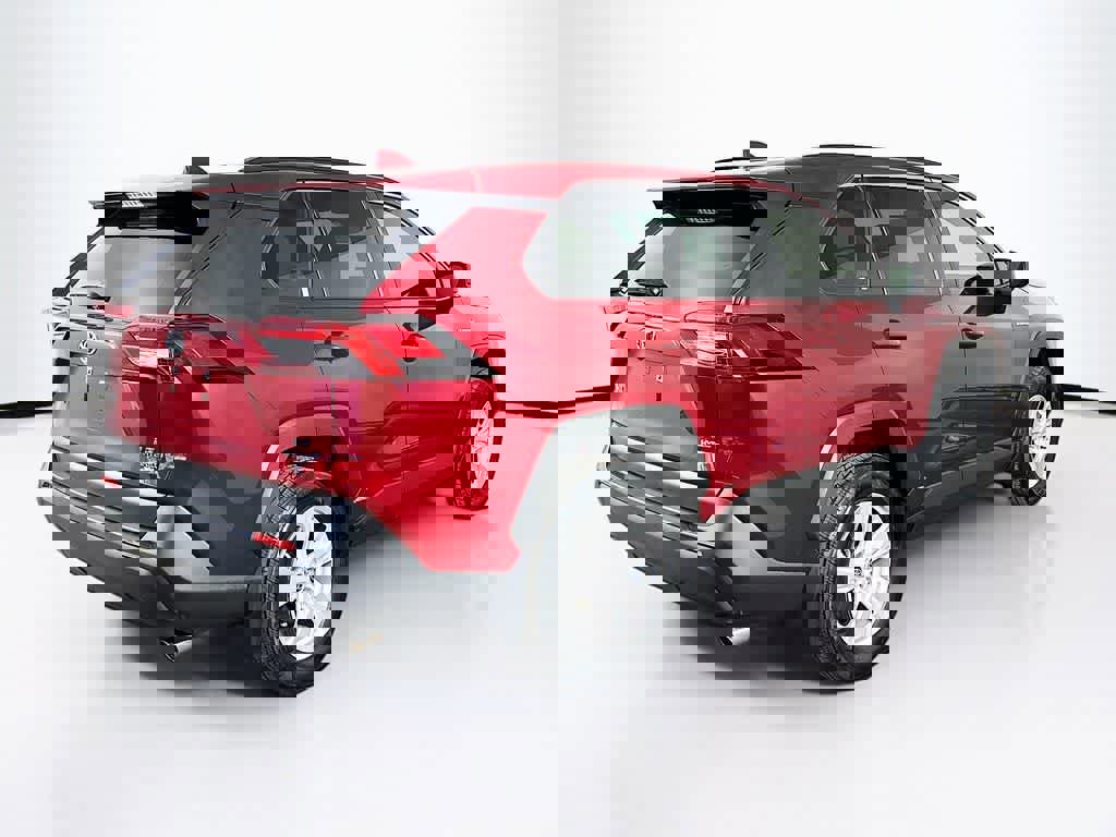 Used 2021 Toyota RAV4 LE image 5