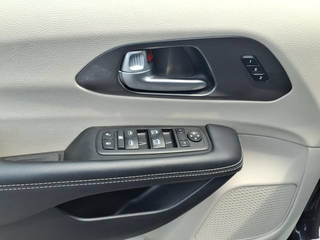 Used 2024 Chrysler Pacifica Touring-L FWD image 13