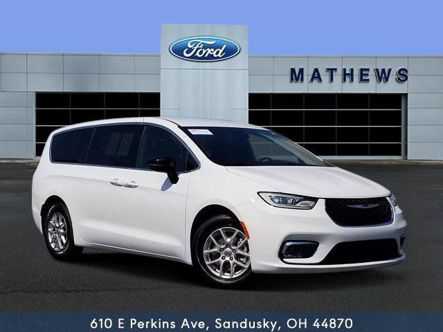 Used 2025 Chrysler Pacifica Select FWD image 1