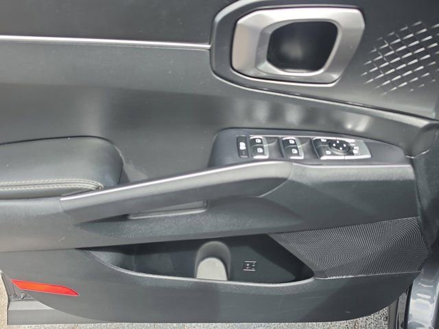 Used 2023 Kia Sorento S image 19
