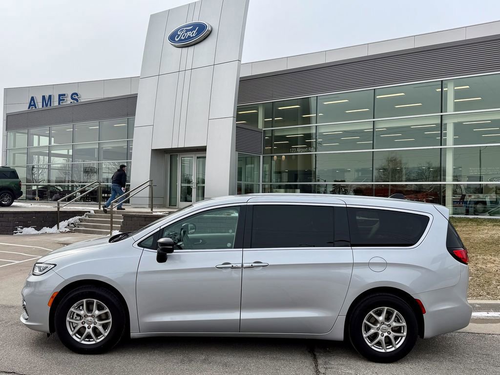 Used 2024 Chrysler Pacifica Touring-L image 5