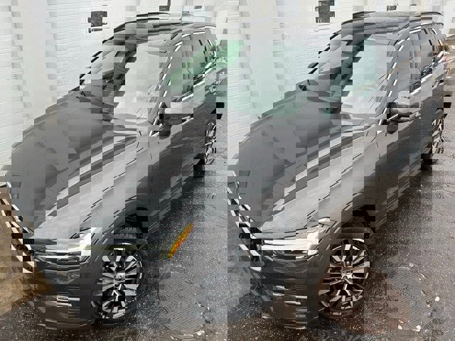 Used 2022 Volvo XC60 B5 Momentum w/ Climate Package