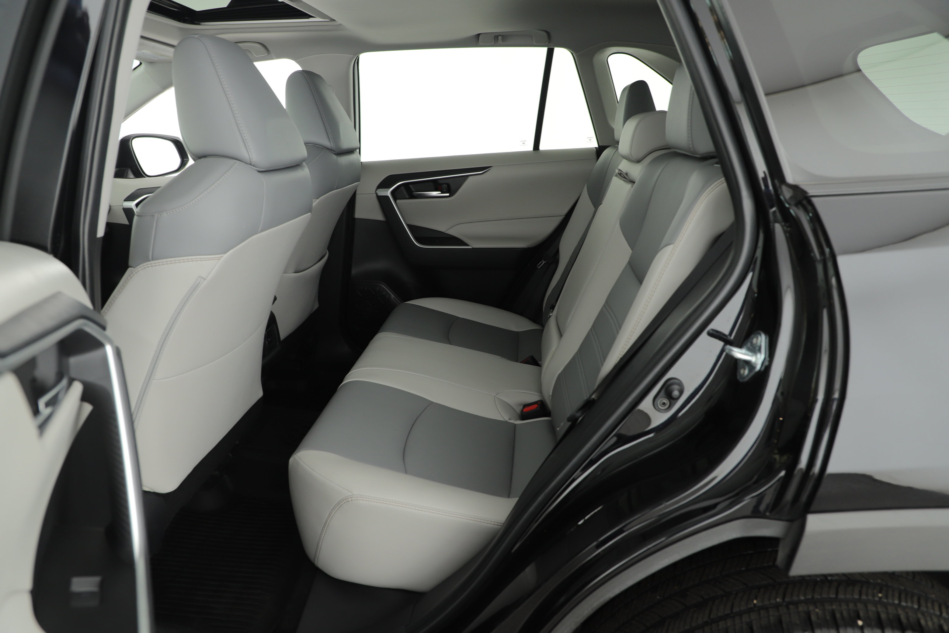 Used 2025 Toyota RAV4 XLE Premium FWD image 24