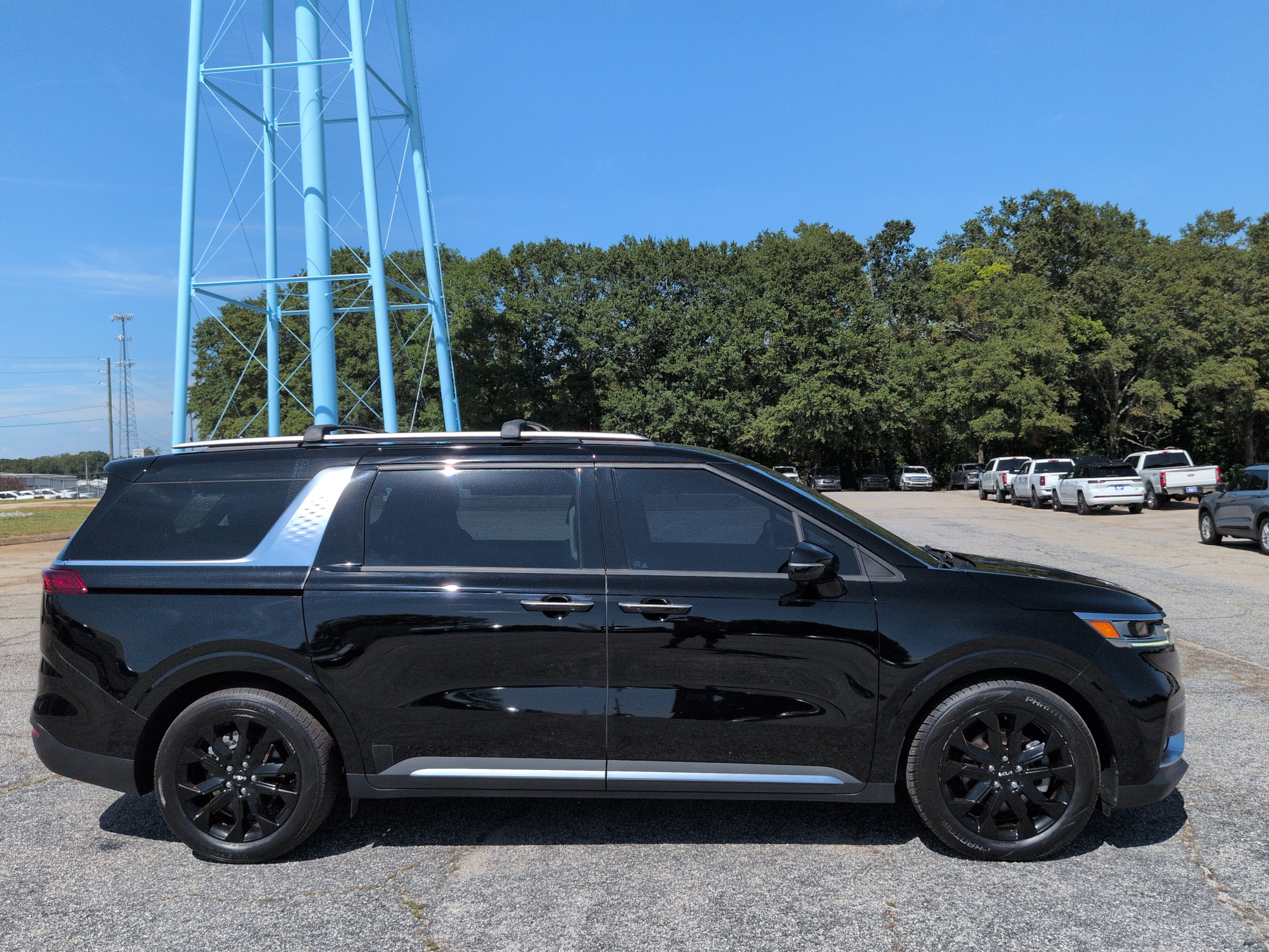 Used 2022 Kia Carnival SX FWD image 2