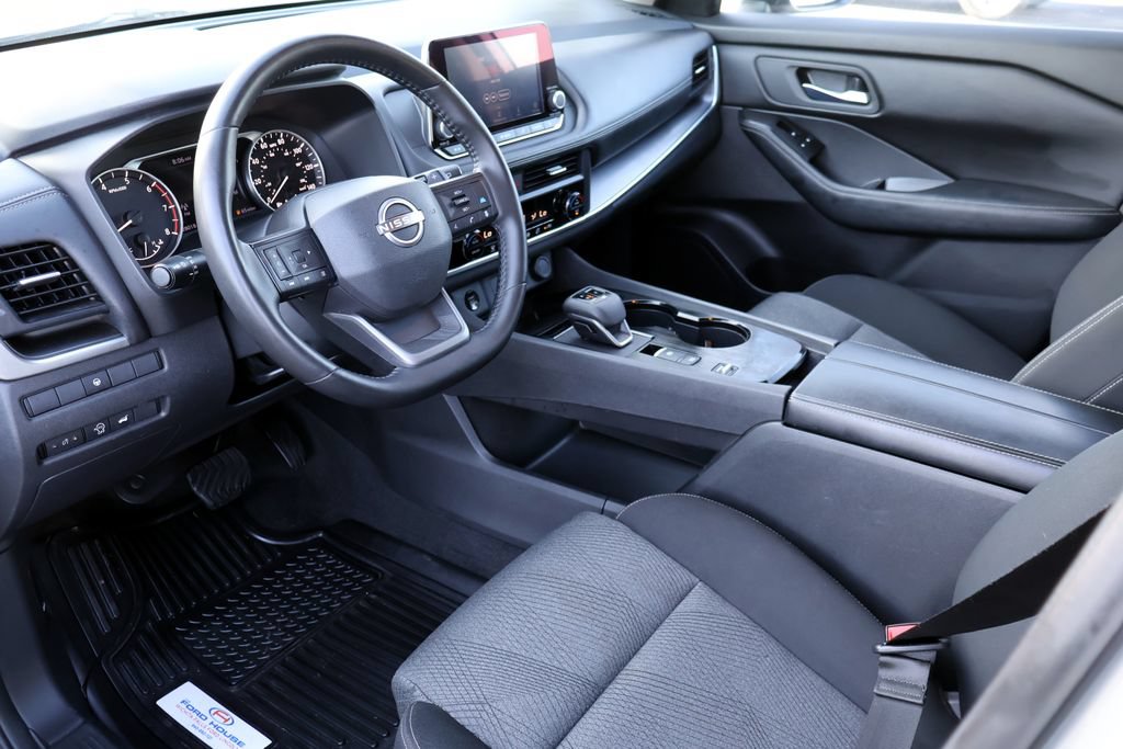 Used 2025 Nissan Rogue SV FWD image 4