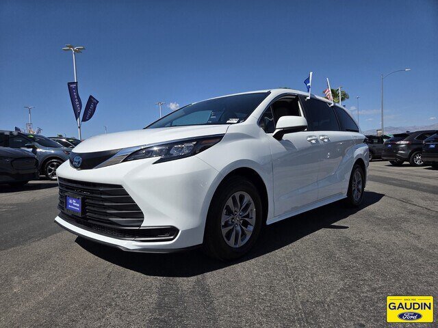 Used 2025 Toyota Sienna LE FWD image 3