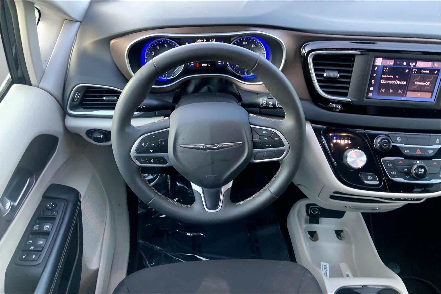 Used 2022 Chrysler Voyager LX FWD image 6