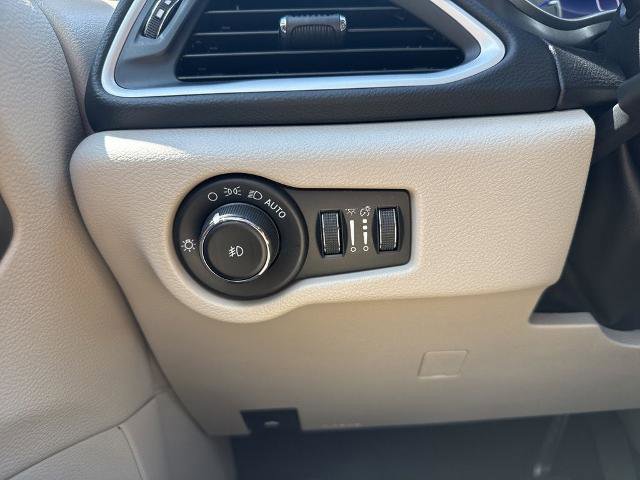 Used 2023 Chrysler Pacifica Touring-L FWD image 13