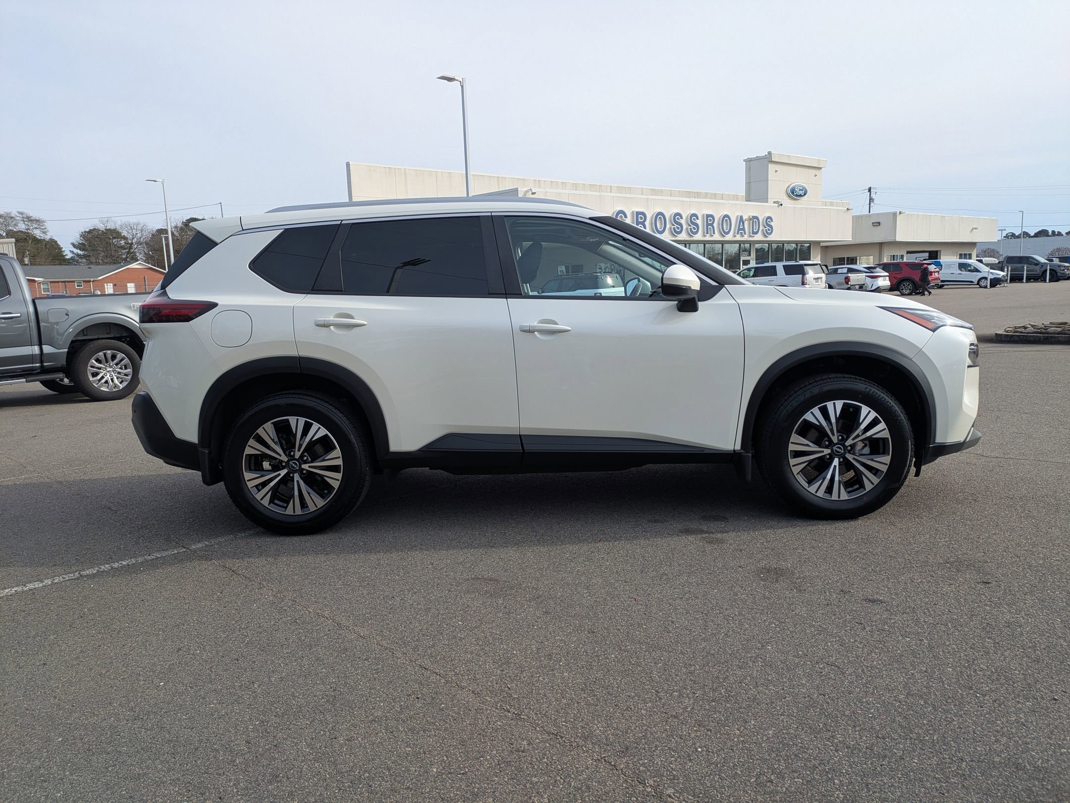 Used 2022 Nissan Rogue SV w/ SV Premium Package image 3