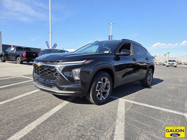 Used 2025 Chevrolet Trax LT FWD image 2