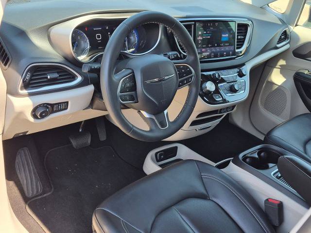 Used 2023 Chrysler Pacifica Touring-L FWD image 11