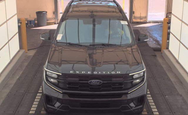 Certified 2025 Ford Expedition Active AWD/4WD image 2