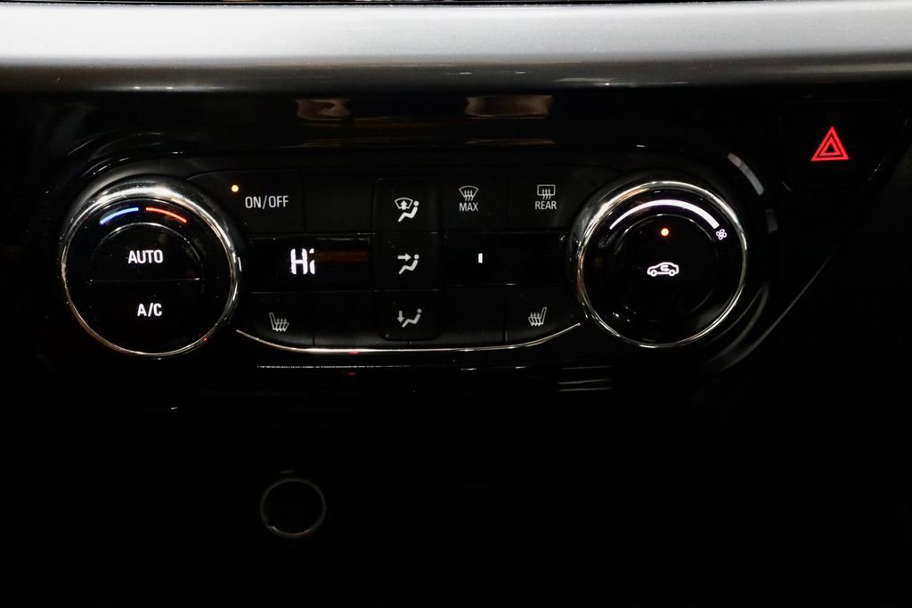 Used 2025 Chevrolet Trax LT w/ LT Convenience Package image 29