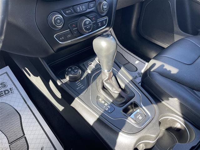Used 2019 Jeep Cherokee Trailhawk AWD/4WD image 31