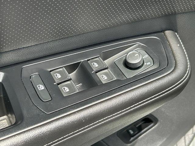Used 2025 Volkswagen Atlas SE FWD image 19