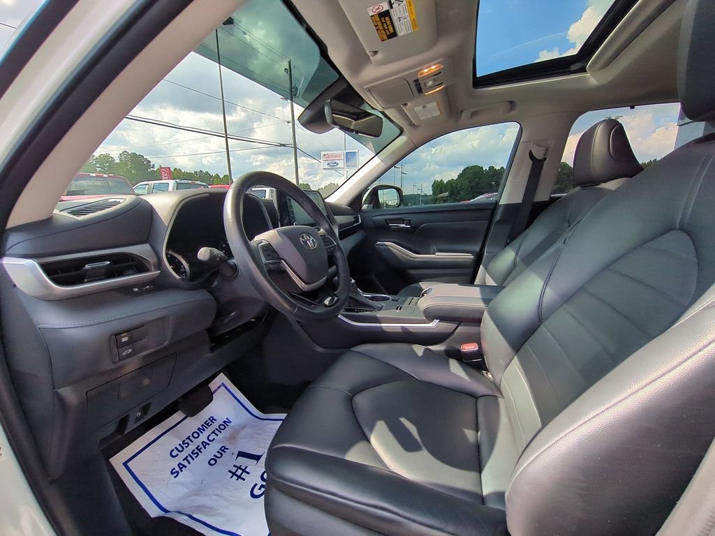 Used 2021 Toyota Highlander XLE FWD image 13